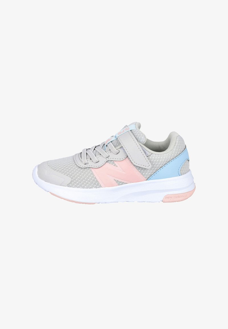 Zapatilla deportiva gris con parte superior de malla, acentos en azul claro y rosa, diseño con cordones y suela blanca acolchada para mayor comodidad y soporte.