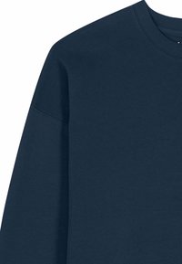 Felpa girocollo blu navy scuro con maniche lunghe e collo a coste, mostrata dalla parte superiore del petto fino alla zona delle spalle.