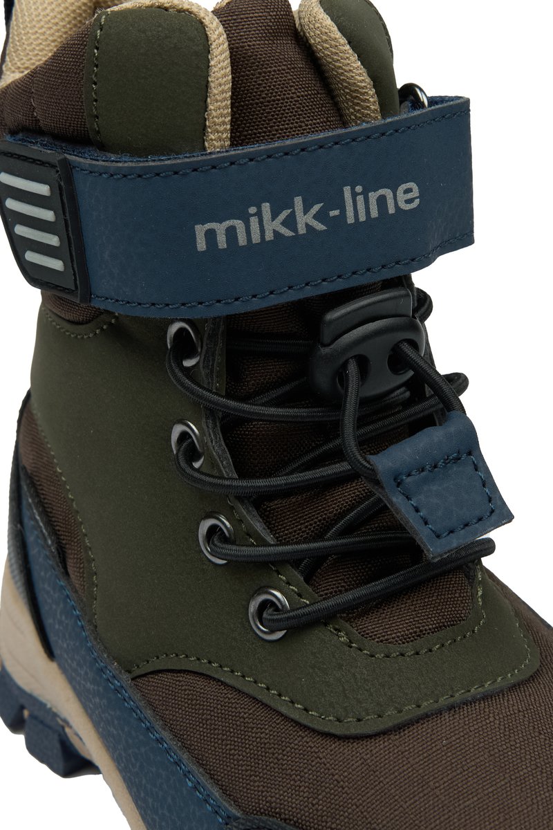 Wasserfeste Ankle Boots in Grün und Braun mit einem blauen Riemen, strukturiertem Obermaterial, verstärkter Zehenkappe und schwarzen Schnürsenkeln. Mit einem Logo auf dem Riemen.