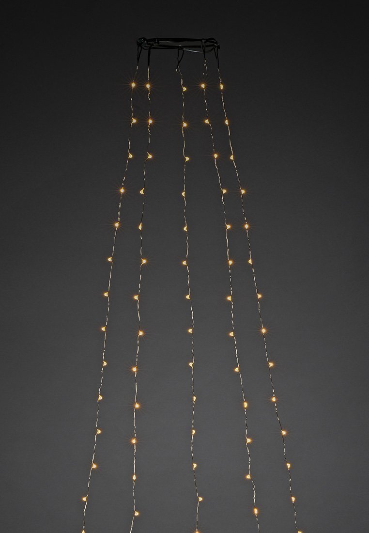 Cirkelframe met vijf strengen warme witte fairy lights die gelijkmatig naar beneden hangen tegen een donkere achtergrond.