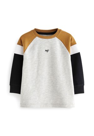 Chemise décontractée à manches longues avec épaules beige, manches bicolores blanc et noir, corps gris clair et petit logo noir "nvt" sur la poitrine.