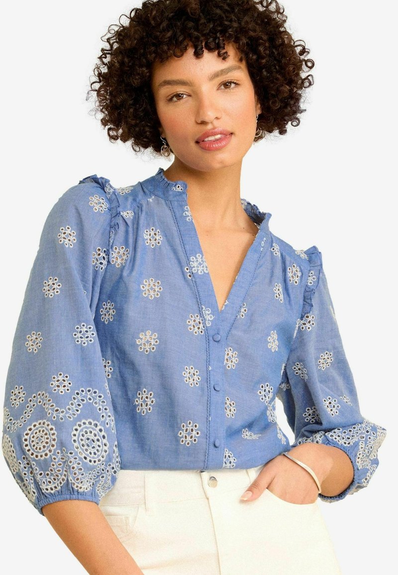 Love & Roses RUFFLE V NECK 3/4 SLEEVE - REGULAR FIT - Košilová halenka  - chambray blue broderie
