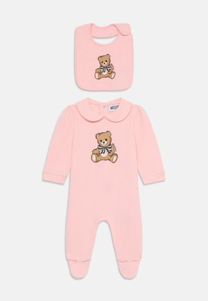 MOSCHINO BABY GROW GIFT SET - Sonstige Accessoires - sugar rose
