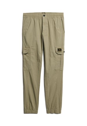 Pantalones cargo beige con cintura elástica y puños, dos bolsillos laterales, dos bolsillos con solapa en los muslos y un cierre de botón negro.