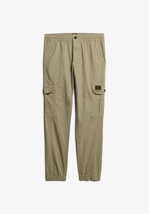 Pantalones cargo beige con cintura elástica y puños, dos bolsillos laterales, dos bolsillos con solapa en los muslos y un cierre de botón negro.