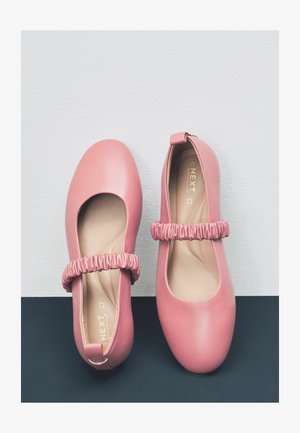 Różowe skórzane baleriny z okrągłym noskiem, z marszczonym paskiem na wierzchu stopy i gładką podszewką.