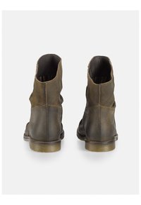 Botas de cuero marrón hasta el tobillo con una textura desgastada, diseño caído y suela duradera. Presenta una forma simple y sin costuras con acentos mínimos.
