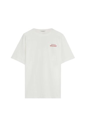 Camiseta blanca de manga corta con texto pequeño en rojo "OFFLINE ON VACATION" en la parte superior izquierda del pecho, mostrada sobre un fondo blanco.