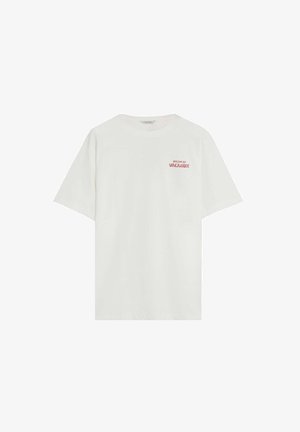 Camiseta blanca de manga corta con texto pequeño en rojo "OFFLINE ON VACATION" en la parte superior izquierda del pecho, mostrada sobre un fondo blanco.