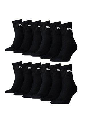 Schwarze Crew-Socken aus Baumwolle mit gerippter Struktur und weißem Logo am Bund. Packung mit zwölf Paar, wobei jede Socke ein ähnliches Design hat.