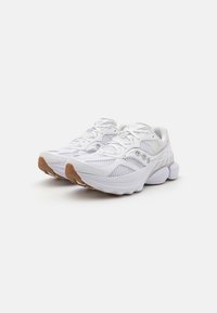 Scarpe atletiche bianche con tomaia in rete e dettagli testurizzati, caratterizzate da una suola spessa e suola in gomma per una migliore aderenza. Inclusi lacci e dettagli del logo.