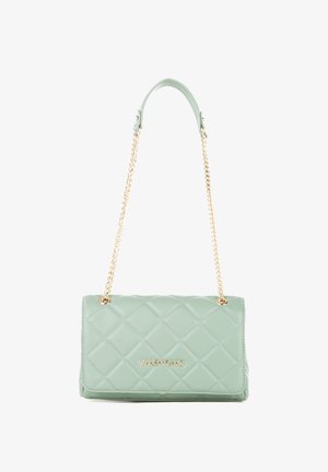 Sac à main en simili cuir vert menthe matelassé avec une chaîne dorée et un logo embossé, offrant une texture lisse et une forme rectangulaire.