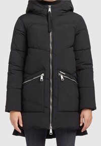 Manteau rembourré noir avec capuche, manches longues et fermeture éclair à l'avant. Comprend deux poches latérales zippées et un motif de couture horizontal.