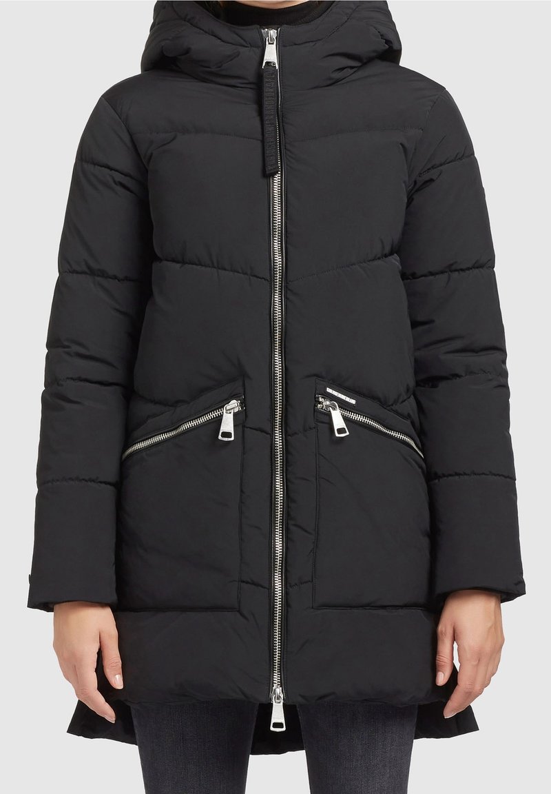 Manteau rembourré noir avec capuche, manches longues et fermeture éclair à l'avant. Comprend deux poches latérales zippées et un motif de couture horizontal.