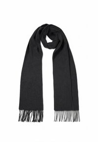 Zwarte wollen sjaal met franjes aan de uiteinden, losjes om de bovenkant geknoopt op een witte achtergrond.