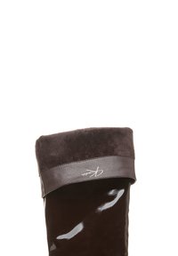 Botte en cuir verni marron avec un revers en daim marron et une texture lisse. Dotée d'une bande en cuir brandée et d'une silhouette épurée.