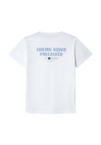 Bílý tričko s krátkým rukávem, na kterém je text "SAILING SQUAD UNLEASHED" v světle modré barvě, s grafickými akcenty pod textem.