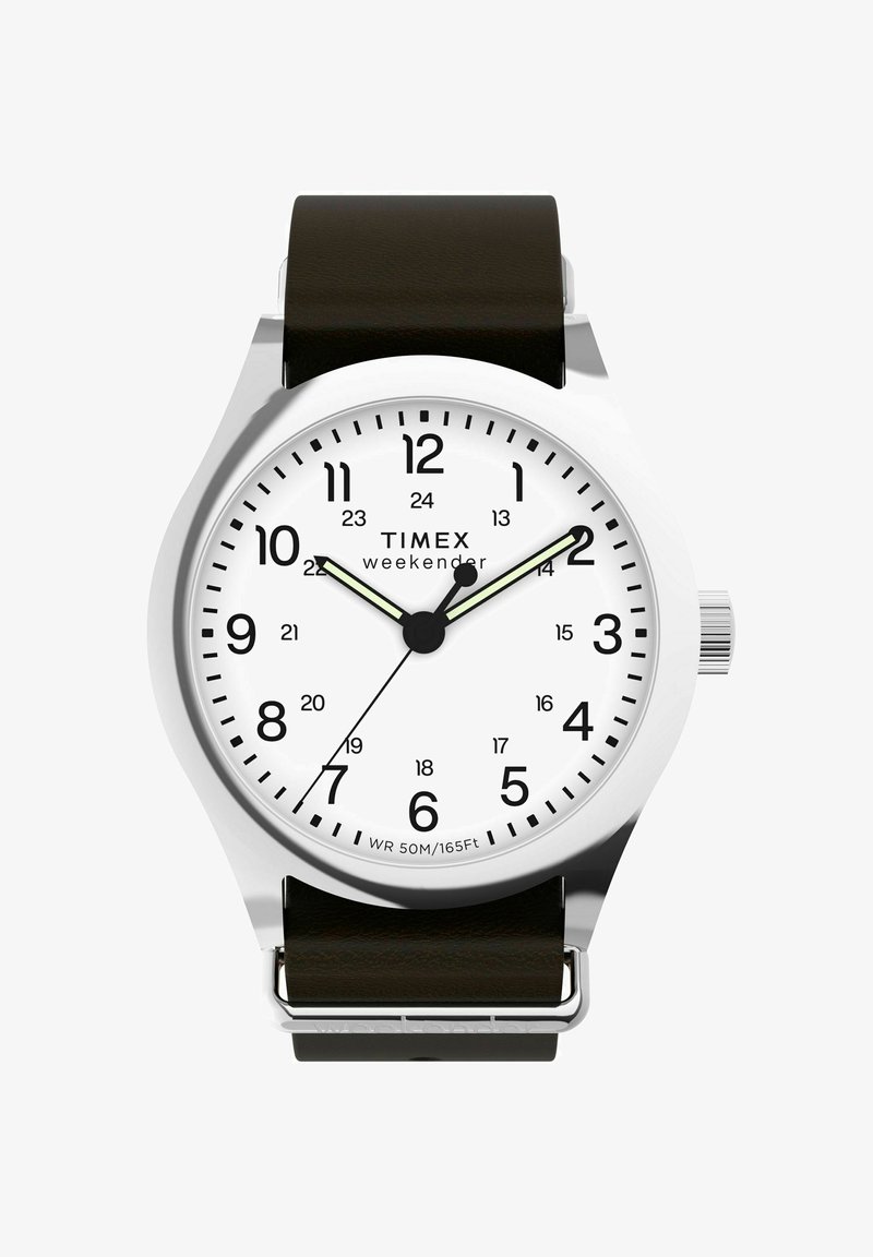 Timex Weekender Uhr mit einem weißen Ziffernblatt und schwarzen Ziffern, silbernem Gehäuse, schwarzem Lederarmband und leuchtenden Zeigern für bessere Sichtbarkeit.