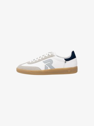 Sneaker bianca con dettagli in suede grigio, tallone blu navy e logo grigio chiaro. Presenta una suola in gomma testurizzata e design con lacci.