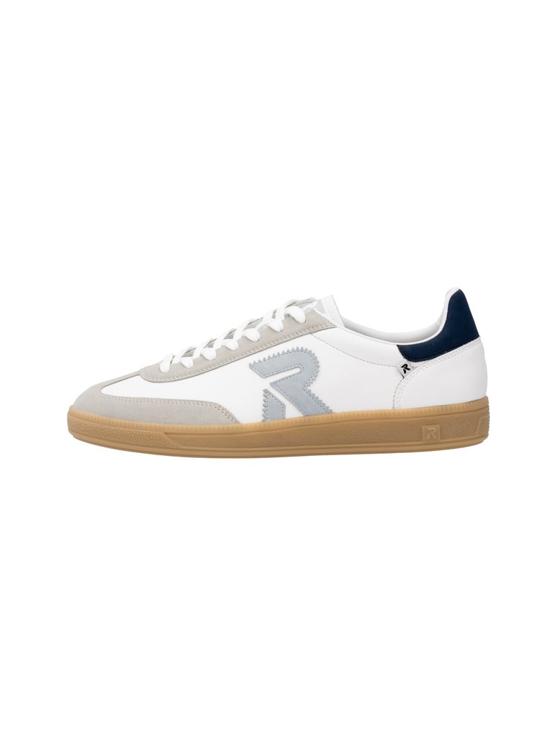 Baskets blanches avec des accents en daim gris, talon bleu marine et logo gris clair. Présentent une semelle en gomme texturée et un design à lacets.