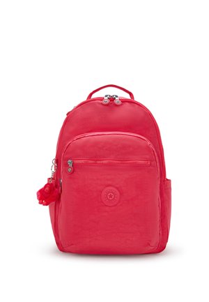 Zaino Kipling rosso con tasca frontale con zip, due zip, tasche laterali, maniglia superiore e un piccolo portachiavi a forma di scimmietta rossa attaccato.