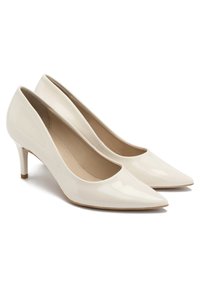 Beige lakota ādas augstpapēžu kurpes ar smailo pirkstu un 6 cm stiletto papēdi, ar gludu apdari un minimālistisku dizainu.