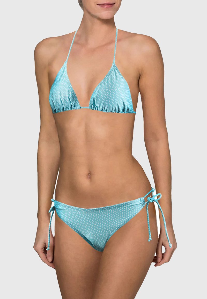 Ensemble de bikini turquoise à pois, comprenant un haut triangle et un bas à nouer sur les côtés. Fabriqué en tissu brillant et lisse avec des bretelles ajustables.