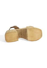 Holz-Plattform-Sandalette mit Kork-Absatz, die eine natürliche Textur bietet. Sie verfügt über einen weichen braunen Lederriemen und ein abgerundetes Zehen-Design.