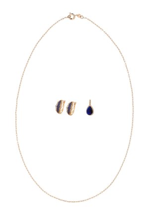 Złoty naszyjnik z pasującymi niebieskimi kolczykami z kamieniami szlachetnymi oraz wisiorkiem w kształcie kropli z niebieskim kamieniem szlachetnym otoczonym małymi diamentami.