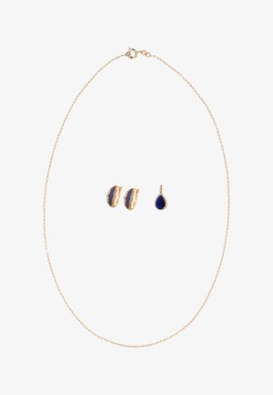 Złoty naszyjnik z pasującymi niebieskimi kolczykami z kamieniami szlachetnymi oraz wisiorkiem w kształcie kropli z niebieskim kamieniem szlachetnym otoczonym małymi diamentami.