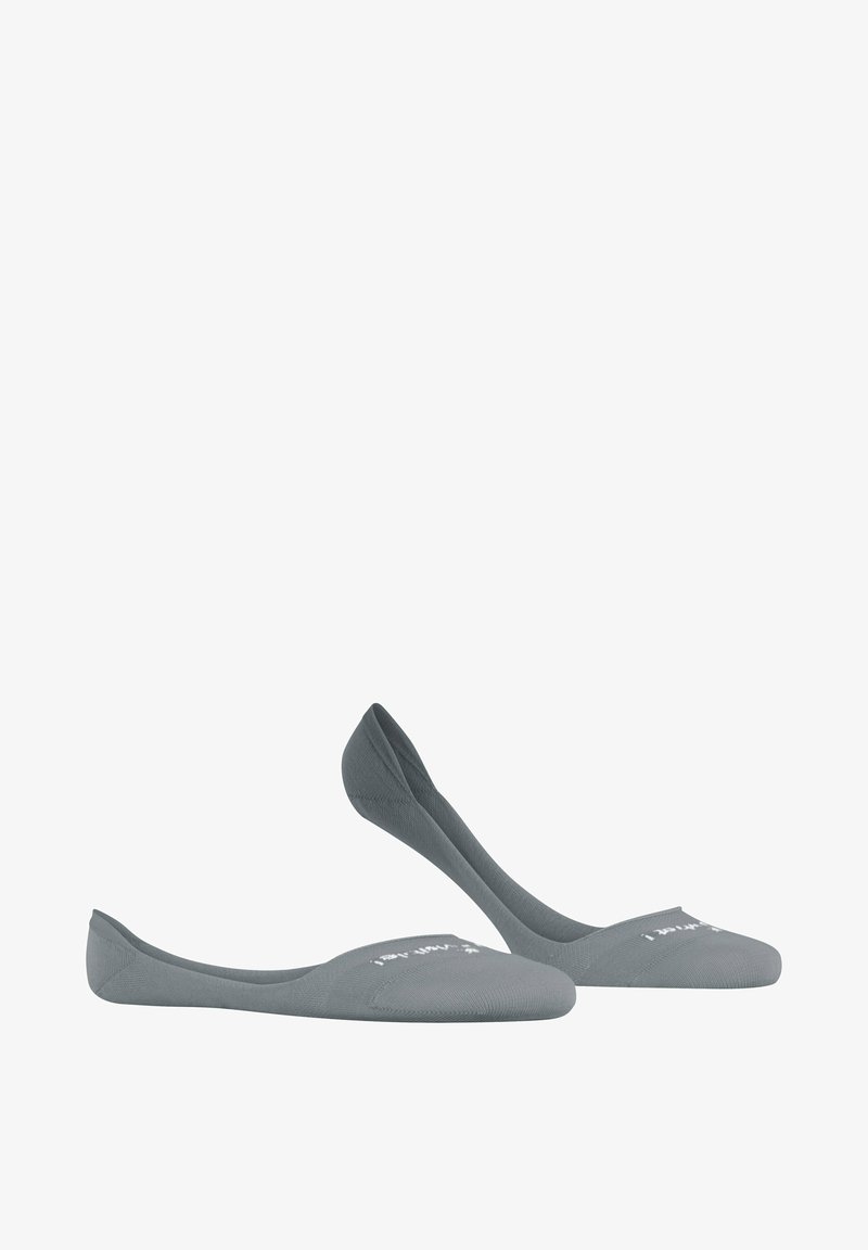 Szare skarpetki wsuwane o gładkiej fakturze, niskim kroju i subtelnym białym napisie z przodu. Elastyczny i lekki materiał.