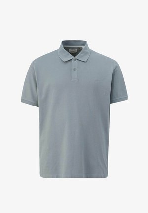 Pánská polo tričko v světle modré barvě, s krátkými rukávy, vyrobené z měkké látky, má límeček se dvěma knoflíky a jemné logo na hrudi.