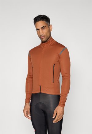 Langärmlige Radsportjacke in Brandorange mit Stehkragen, seitlicher Reißverschlusstasche und reflektierenden grauen Akzenten an den Schultern.