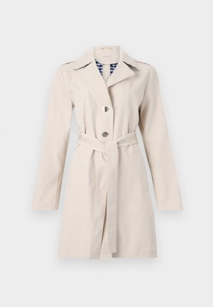 Trench-coat beige avec un col cranté, une fermeture double boutonnage à l'avant et une ceinture à la taille. Présente une doublure à carreaux et une texture de tissu lisse.