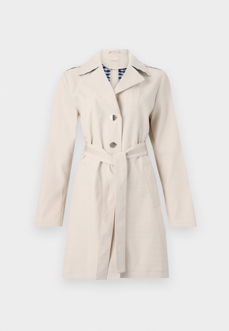 Gabardina beige con cuello muesca, frente de doble botonadura y cinturón en la cintura. Presenta un forro de cuadro y una textura de tela suave.