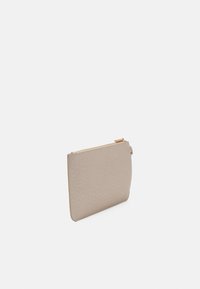 Beige psaníčko s texturovaným povrchem, vybavené zipovým uzávěrem a čistým obdélníkovým tvarem. Minimalistický design bez ozdob.