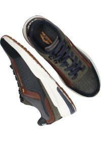 Heren sportieve schoenen met een mix van donkerblauw, olijfgroen en bruin leer, afgewerkt met een geperforeerde stof en geperforeerde details. Witte buitenzool.