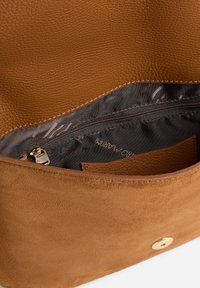 Borsa a mano in pelle marrone con esterno testurizzato, interno liscio, tasca con zip e chiusura a scatto color oro. Presenta una fodera beige.