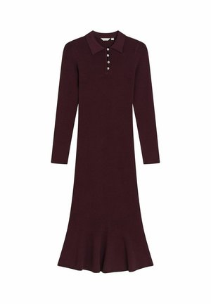 Burgundy stickad klänning med långa ärmar, krage och fem knappdetaljer. Utsvängd nederkant ger en distinkt silhuett.