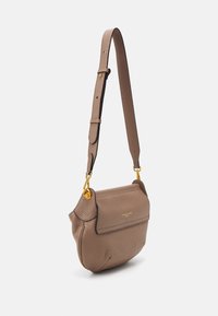 Brązowa skórzana torba na ramię o teksturowanej powierzchni, z regulowanym paskiem i złotymi akcentami, na jednolitym białym tle.