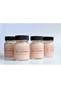 Vier potten van een roze exfoliërende masker met het label "PEEL EXPRESS." Iedere pot heeft een zwart schroefdop en een glazen body, waarin de romige textuur zichtbaar is.