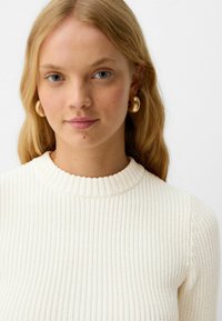 Bershka ROUND NECK  - Pulóver - beige