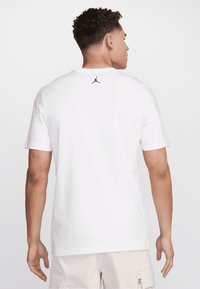 Jordan CREW - Trükipildiga T-särk - white