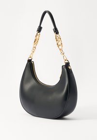 Črna usnjena torbica s krivuljasto silhueto, z zlatim verižnim trakom in zadrgo na vrhu. Gladka tekstura z minimalnimi akcenti.