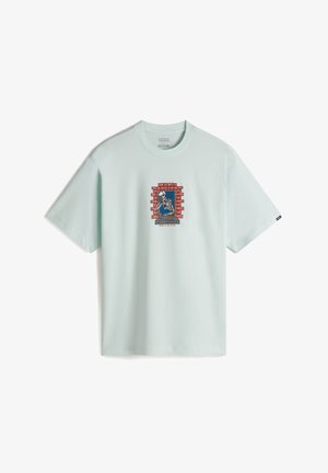 Jasno miętowa bawełniana koszulka z grafiką czaszki za czerwoną ceglaną ścianą. Krótkie rękawy i okrągły dekolt.