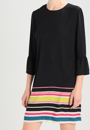 Zwarte jurk met driekwart wijd uitlopende mouwen en een gestreepte zoom in roze, groen, wit en blauw. Soepele stof, casual pasvorm.