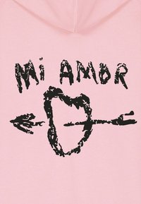 Felpa con cappuccio rosa con grafica nera audace "Mi Amor" e design di cuore con freccia, che mostra una texture del tessuto liscia.