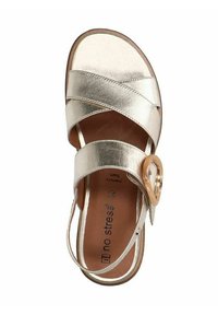 Sandalo in metallo dorato con due fasce incrociate, un dettaglio circolare e una soletta imbottita etichettata "no stress".