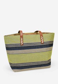Borsa a tracolla a strisce in materiali giallo, blu navy e beige. Caratterizzata da due manici in pelle marrone e un design spazioso per un uso versatile.