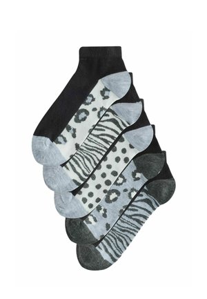 Fünf Paar Knöchelsocken mit schwarzen Bündchen und Fersen, mit Tiermuster in Schwarz-, Grau- und Weißtönen.